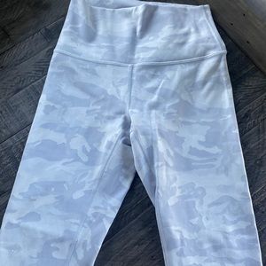 lululemon wunder under size 4 light camo leggings